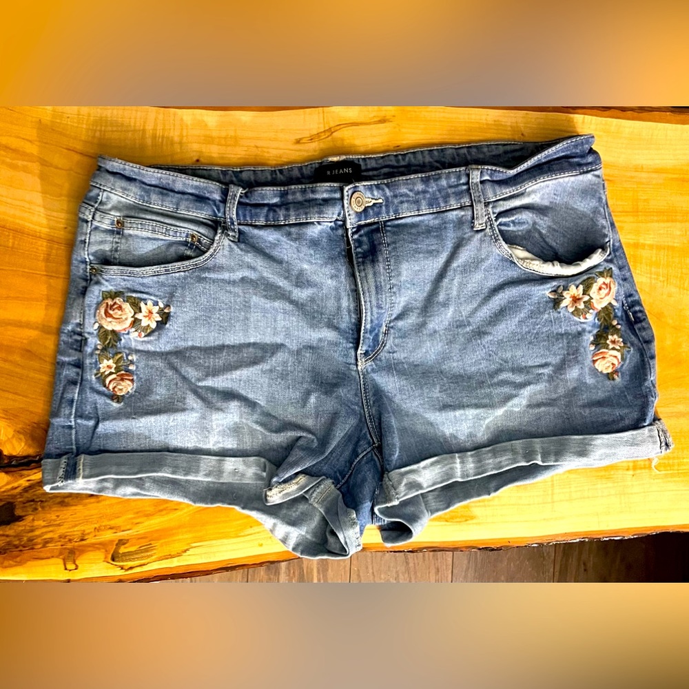 ♥️⭐️Flowered Jean Shorts